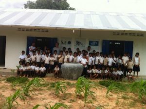 Une photo de classe devant l'école